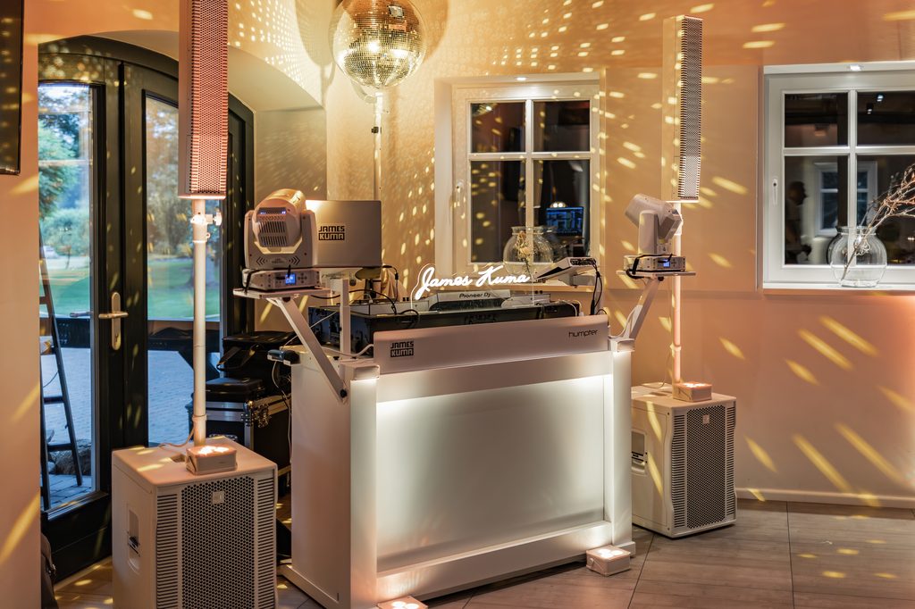 Das weiße Setup im hellen Raum, goldene Lichtpunkte an den Wänden