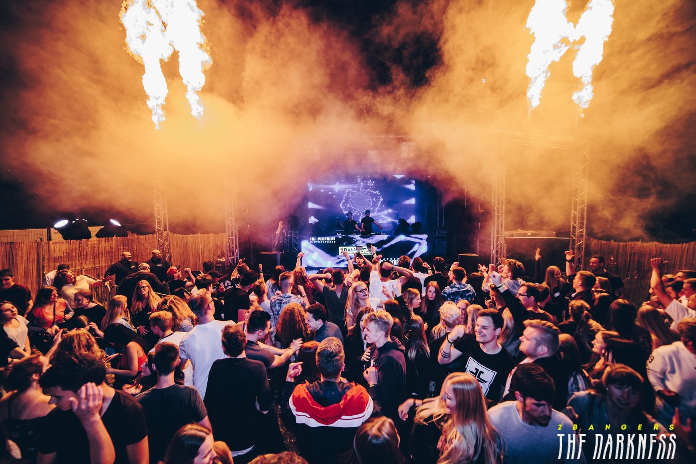 Festivalmenge vor der Bühne, Flammen und Nebel über den Köpfen